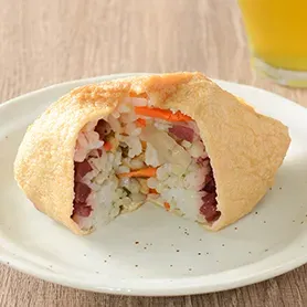 刻み梅入りの五目いなり（もち麦入りご飯）