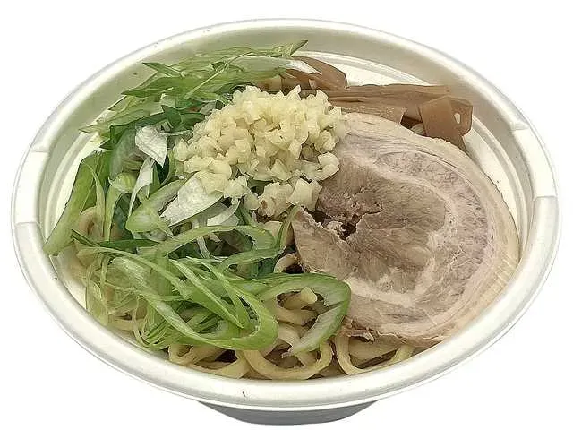가쓰오부시 향이 풍부한 비빔 소바 아오모리현산 마늘 사용