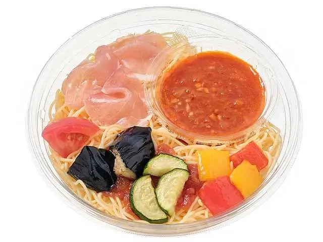 冷製パスタ 夏野菜と生ハムのトマトソース