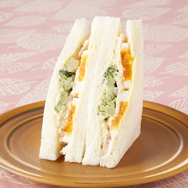Protein-Rich Chicken, Broccoli, and Egg Sandwich