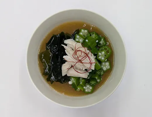 蒸し鶏と三陸産わかめの冷製中華スープ