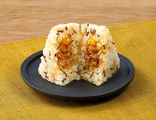 塩こんぶごはん 牛そぼろと卵黄