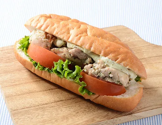 ROLL 샌드위치 바질 치킨과 토마토