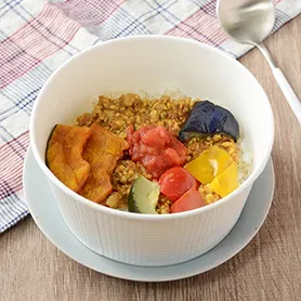 夏野菜のキーマカレー（もち麦入りご飯）