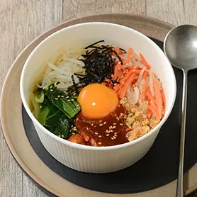 彩り野菜とそぼろの旨辛ビビンパ（もち麦入りご飯）