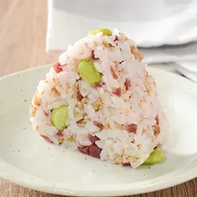 むらさきもち麦入り枝豆と刻み梅のおにぎり