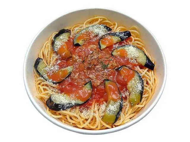 Spicy Tomato Sauce Pasta with Hokkaido Eggplant and Minced Meat