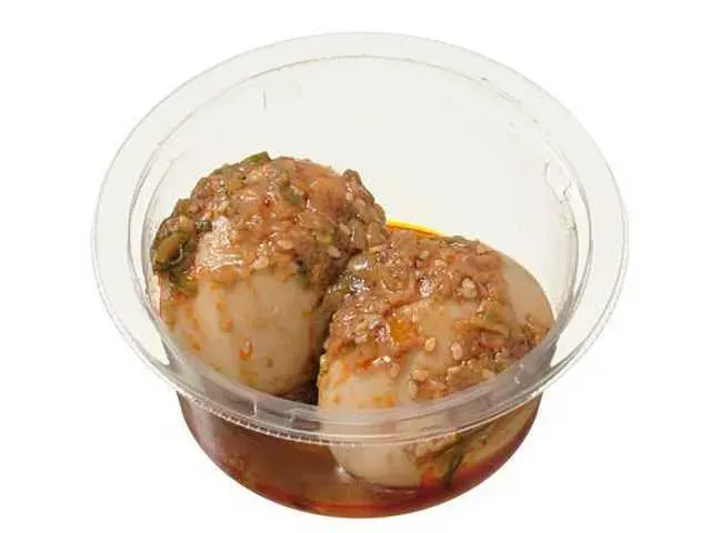 매콤달콤 고추기름 소스를 곁들인 반숙 맛달걀