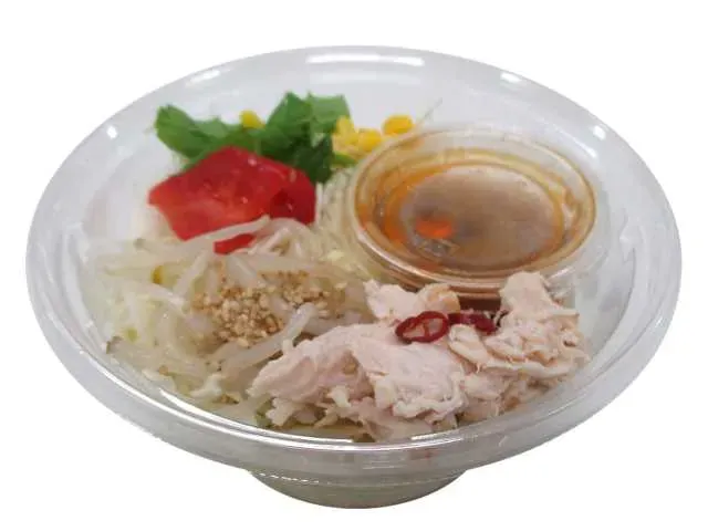매콤한 드레싱의 라멘 샐러드