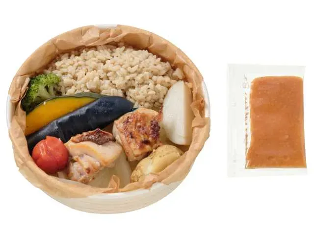 시오코지 치킨과 다채로운 야채 샐러드밥