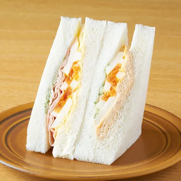 大きなサンドイッチ 人気具材の彩りミックス