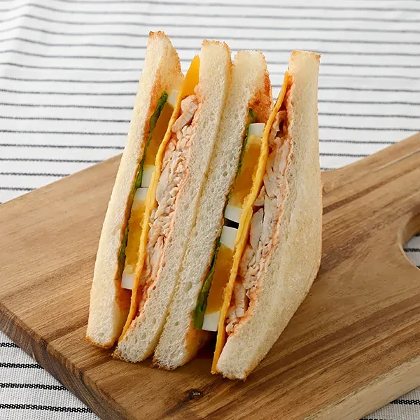 国産鶏むね肉とゆで玉子のトーストサンド クリームチーズソースとチェダーチーズ