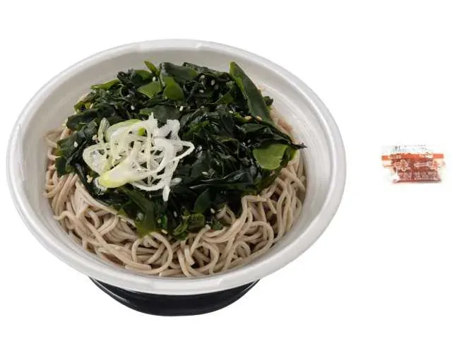 가쓰오 풍미 미역 소바 (홋카이도산 메밀가루 사용)