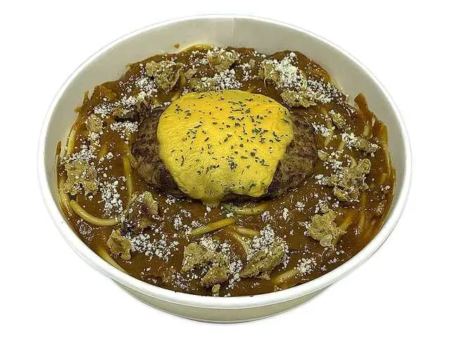 ハンバーグとほぐしミートのカレーパスタ