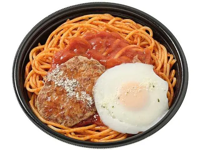 ハンバーグと目玉焼きのナポリタン