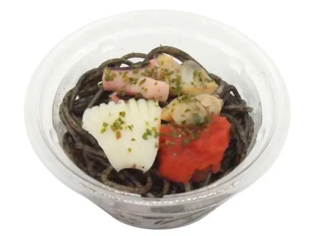 まっくろやみイカスミスパゲティサラダ