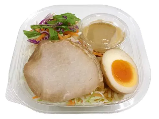 チャーシューと味付き玉子のラーメンサラダ